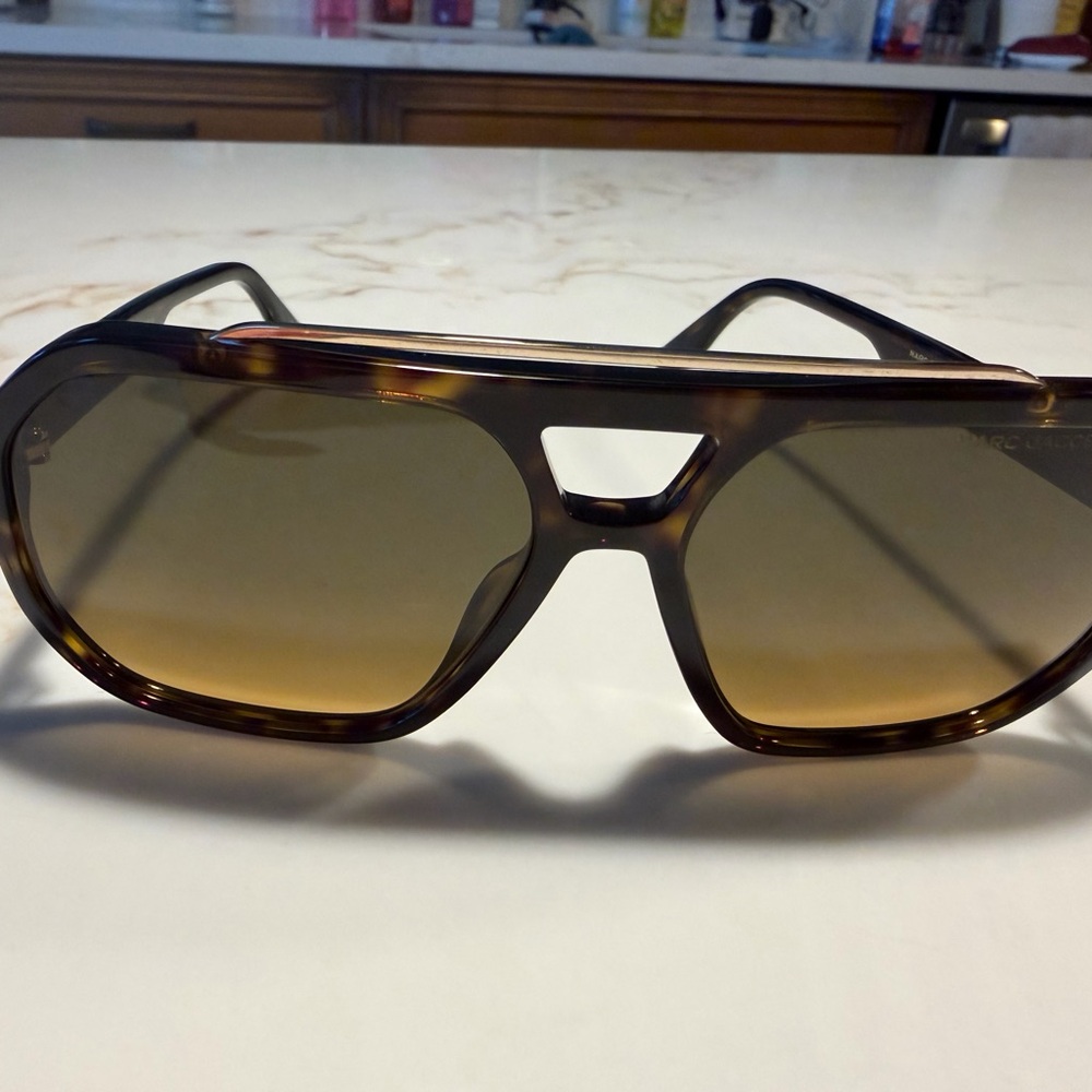 Marc Jacob’s Stylish Tortoiseshell Sunglasses Wit… - image 7